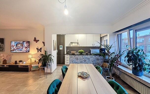 Gezellig instapklaar appartement in rustige woonwijk.
Bij het betreden van dit appartement op de eerste verdieping komt u in de ruime inkomhal. Ruime en lichtrijke woonkamer (ca.40m) op onderhoudsvriendelijke keramische tegelvloer.
De ingerichte keuken is