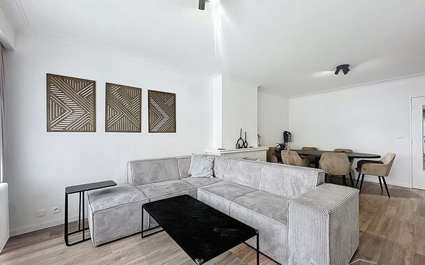 Dit ruime appartement van ca. 85 m&sup2;, gelegen nabij de Bosuilpark, beschikt over een lichtrijke woonkamer op laminaatvloer (ca. 42 m&sup2;) met aansluitende keuken (ca. 12 m&sup2;).
Via de nachthal bereikt u de twee slaapkamers van respectievelijk ca. 12 m&sup2; en 1
