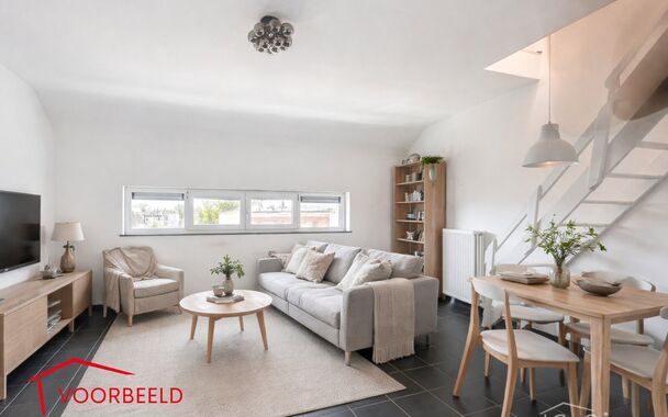 Duplexappartement gelegen op de tweede verdieping van een kleinschalig en rustig gebouw in het hart van Deurne. Dankzij de lage gemeenschappelijke kosten en de aparte nutsvoorzieningen geniet je hier van betaalbaar en zorgeloos wonen.
De woning is verdeel