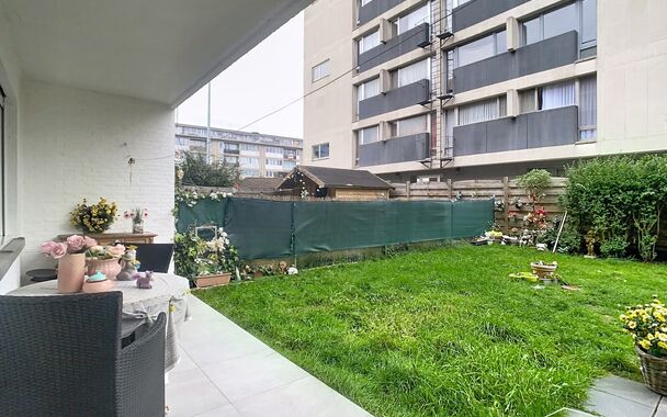 In een charmant, kleinschalig gebouw aan een doodlopende straat, op een steenworp van het groene Bisschoppenhofpark, vind je dit instapklare appartement op de gelijkvloerse verdieping. Een rustige ligging, veel lichtinval &eacute;n moderne afwerking maken dit e