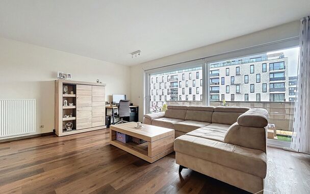 Ontdek dit mooie, moderne appartement met ruime terras, gelegen op een top locatie waar alle voorzieningen binnen handbereik zijn. Winkels, openbaar vervoer, scholen – alles ligt op loopafstand, terwijl de belangrijke invalswegen snel bereikbaar zijn. B