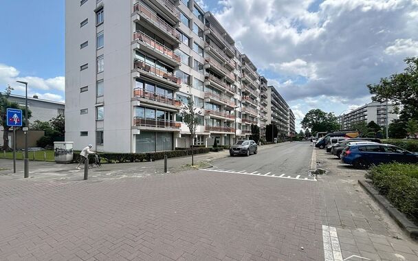 Lichtrijk hoekappartement (ca. 146 m²) met open zicht op groen.
Op de eerste verdieping van een uitstekend onderhouden gebouw bevindt zich dit ruime en zonnige hoekappartement van ca. 146 m², met een prachtig vrij uitzicht op groen. Gelegen op de grens 