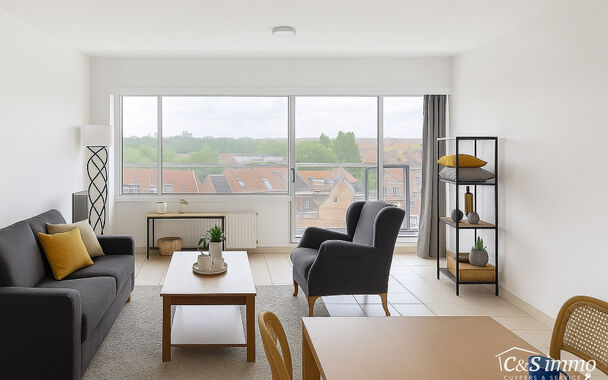 Ideaal gelegen te moderniseren éénslaapkamerappartement in een rustige, groene omgeving op de 7e verdieping.
Bij binnenkomst kom je in een hal met op maat gemaakte kasten die direct toegang geeft tot alle ruimtes. De lichtrijke woonkamer (ca. 22 m²) me