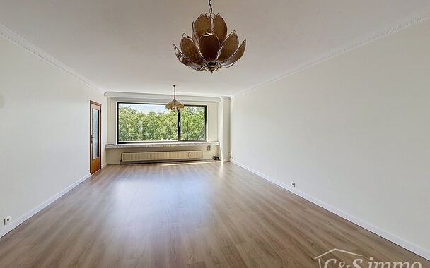 Instapklaar en gerenoveerd 2-slaapkamerappartement gelegen op de 3de verdieping, met een prachtig open zicht over de atletiekpiste van Rodeloop.
De inkomhal beschikt over een apart gastentoilet. De ruime en lichtrijke leefruimte (ca. 40 m&sup2;), afgewerkt me