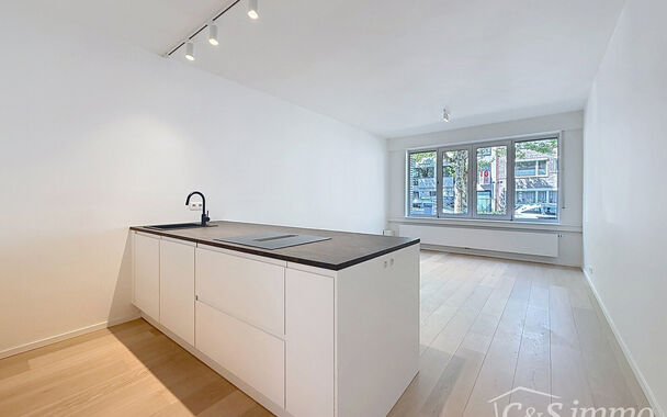 Luxueus gelijkvloers appartement met ruime zonnige tuin in de geliefde Vogeltjeswijk. Dit volledig gerenoveerde gelijkvloerse appartement combineert hedendaags comfort met een uitstekende ligging. Via de inkomhal met vestiaire bereikt u de lichtrijke leef