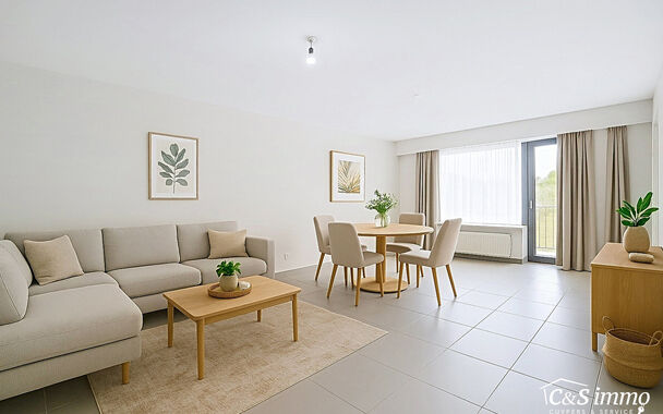 Ontdek dit appartement op de tweede verdieping van een kleinschalig gebouw in een rustige straat. 
Via de inkom, voorzien van berging en priv&eacute; toilet komen we bij de ruime en lichtrijke woonkamer (ca36.) met aansluitend een gesloten keuken voorzien van o