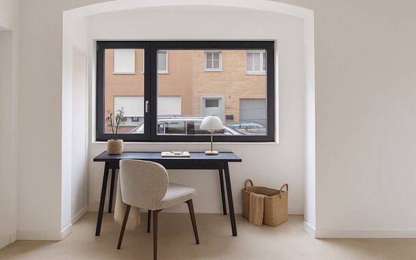 Stap binnen in dit smaakvol afgewerkte appartement, gelegen in een klassevol gerenoveerd gebouw op wandelafstand van het centrum van Edegem.
De inkomhal biedt directe toegang tot de moderne keuken, volledig uitgerust met hoogwaardige Siemens-toestellen 