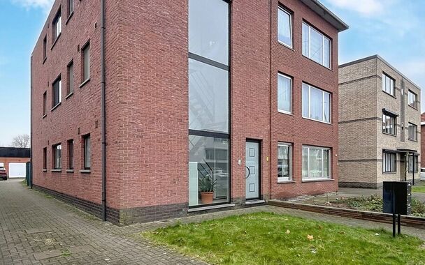 Licht en ruim hoekappartement met 2 slaapkamers en een zonnig terras op de eerste verdieping. De woon- en eetkamer (ca. 35 m²) is voorzien van een stijlvolle laminaatvloer en sluit naadloos aan op de open keuken met tegelvloer, uitgerust met een kookplaa