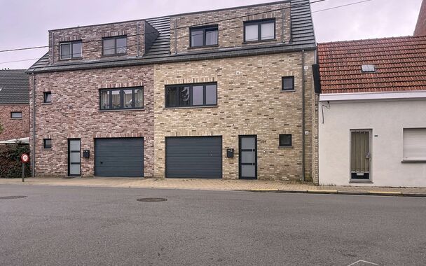 Energiezuinige bel-étagewoning in het hart van Hoevenen.
Deze instapklare woning is ideaal gelegen in het centrum van Hoevenen, op wandelafstand van winkels, openbaar vervoer en aangename wandelpaden.
Bij het betreden van het gelijkvloers komt u binnen i