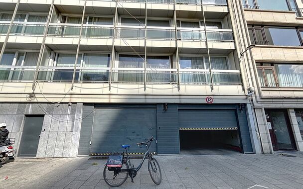 Staanplaats P67 te koop op de Italiëlei nabij Operaplein en Franklin Rooseveltplaats. 
Ontdek deze autostaanplaats op de Italiëlei, met enorm goede verbinding in en uit de stad en naar Linkeroever.
De autostaanplaats bevindt zich in een klein garagecomp