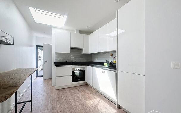 Deze ruime, comfortabele woning werd recent volledig gerenoveerd en is klaar voor haar nieuwe bewoners. De open leefruimte straalt licht en ruimte uit, met een moderne keuken voorzien van alle comfort: vaatwasser, ijskast, vriezer, kookvuur en dampkap.
Ac