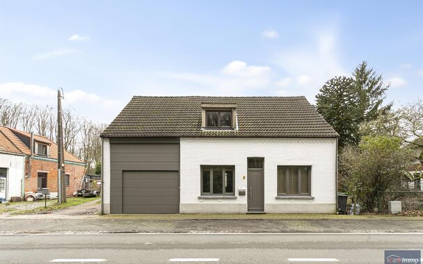 Verrassend ruime gerenoveerde gezinswoning met achterliggend magazijn en stijlvolle loft.
Achter deze gevel schuilt een uitzonderlijk ruime gerenoveerde woning waar wonen en werken perfect samenkomen.
De woning verwelkomt u in een woonkamer van ca. 30 m&sup2;