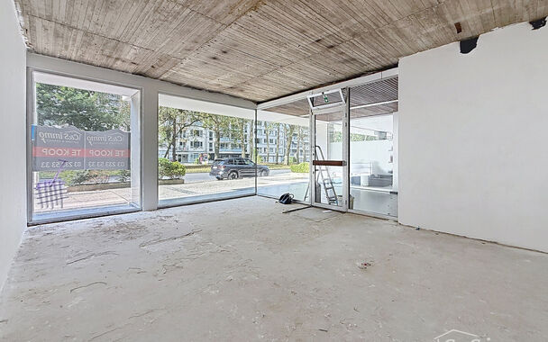 Casco winkelruimte / handelspand ca 35m&sup2; met ruime etalage op een commerci&euml;le ligging. Dankzij de sterke commerci&euml;le ligging, de vlotte bereikbaarheid vormt dit pand een ideale uitvalsbasis voor zelfstandigen, vrije beroepen of dienstverlenende activit