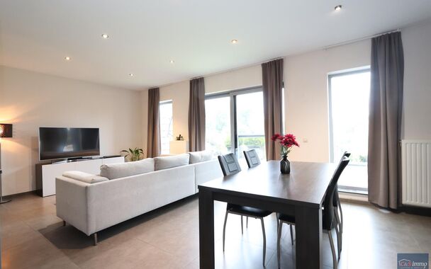 Luxueus duplex appartement (ca. 125m&sup2;) met een ruim en zonnig terras (ca.20m&sup2;)
Inkomhal met apart toilet en vestiairekast. Ruime woon- en eetkamer (ca. 40m&sup2;) op tegelvloer met toegang via de schuifdeur naar het zonnige terras. Luxueuze open keuken voor