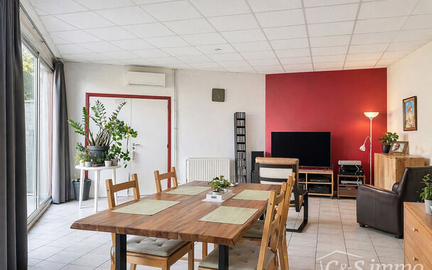 Gebouw met op het gelijkvloers de mogelijkheid tot een commerci&euml;le handelsruimte en een ruime duplexwoning (ca.180m&sup2;), centraal gelegen in Hoboken.
Het gelijkvloers beschikt over een ruime garage met plaats voor twee wagens, een bureau en een praktische