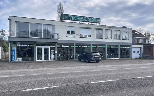 Strategisch gelegen te renoveren handelspand nabij het kruispunt Brechtsebaan&ndash;Elshoutbaan, met ruime parkeermogelijkheden op een perceel van 2.030 m&sup2;.
Het gelijkvloers omvat een showroom van ca. 200 m&sup2; met een indrukwekkende etalage van maar liefst 24