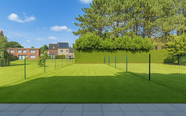 Ontdek dit appartement op de gelijkvloerse verdieping van een kleinschalig gebouw in een rustige straat. 
Via de inkom, voorzien van berging en privé toilet komen we bij de ruime en lichtrijke woonkamer (ca 40m²) met aansluitend een gesloten keuken voor