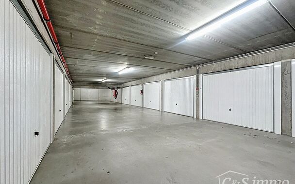 Deze verzorgde garagebox is gelegen in de moderne en rustige Regatta wijk op Linkeroever. Ideaal voor het veilig stallen van uw wagen, motor of als extra opslagruimte.
Kenmerken:
Voorzien van elektriciteit (stopcontact en verlichting)
Droog en goed onderh