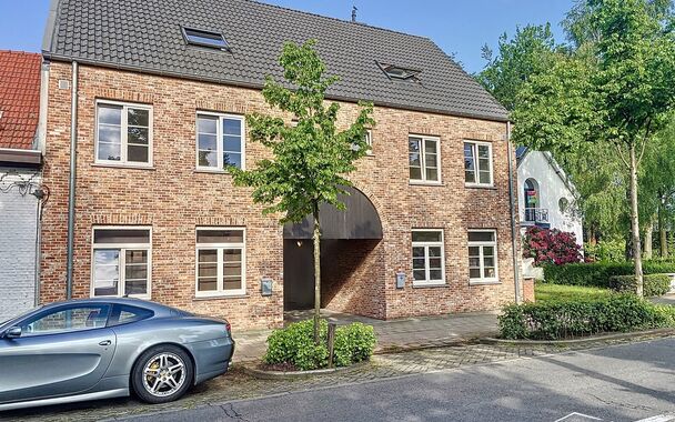Deze stijlvolle woning uit 2011 bevindt zich op wandelafstand van zowel het ziekenhuis Klina als het centrum van Brasschaat.
Bij binnenkomst treft u een ruime inkomhal. De leefkeuken van ongeveer 29m&sup2; op tegelvloer is volledig uitgerust met een koelkast,