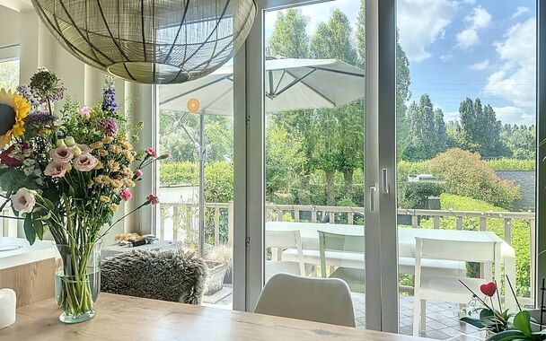 Deze volledig gerenoveerde halfopen woning (2023) is gelegen in het centrum van Wijnegem. De woning beschikt over een oprit met plaats voor twee wagens en voorziening voor een laadpaal, én een garage met rechtstreekse toegang tot de tuin. Via de inkomhal