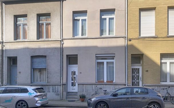 Woning met 4 slaapkamers en terras in de Brederodebuurt. U betreedt het pand via de inkomhal met voldoende ruimte voor een vestiaire. Aan de voorzijde bevindt zich de lichtrijke woonkamer (ca.25 m&sup2;) op tegelvloer. Aan de achterzijde bevindt zich de ruime