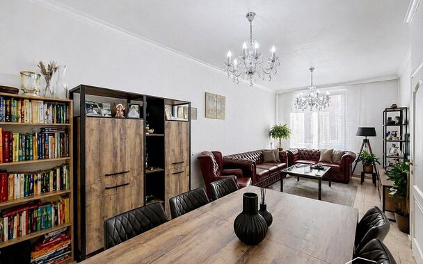 Woning met 4 slaapkamers en terras in de Brederodebuurt. U betreedt het pand via de inkomhal met voldoende ruimte voor een vestiaire. Aan de voorzijde bevindt zich de lichtrijke woonkamer (ca.25 m&sup2;) op tegelvloer. Aan de achterzijde bevindt zich de ruime