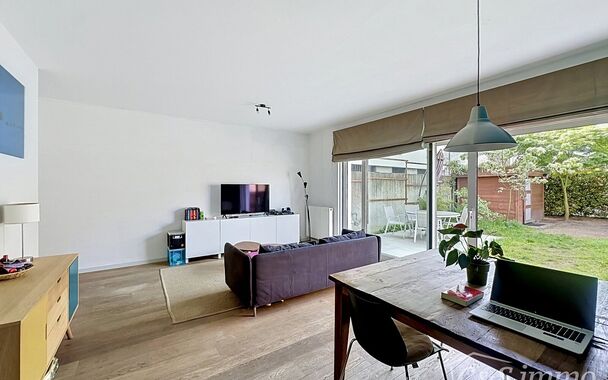 Deze moderne en energiezuinige halfopen bebouwing maakt deel uit van &eacute;&eacute;n van de eerste woonprojecten in de gegeerde wijk Regatta. Wat deze woning extra bijzonder maakt, is haar halfopen karakter &eacute;n de vrije ligging aan de achterzijde, waar geen woning 