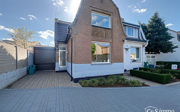 Een charmante te renoveren half open woning in een unieke omgeving aan een speelplein gelegen Groenehoek te Berchem.
De woning verwelkomt u via een inkomhal die uitkomt in een lichte woon- en eetkamer van ongeveer 30m², die naadloos overgaat in een ruime