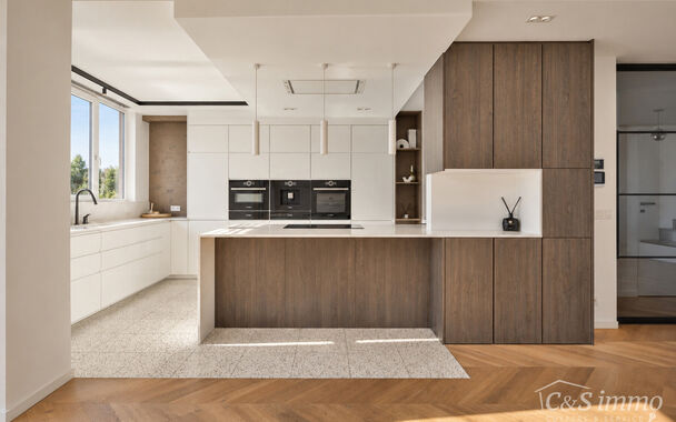 Ontdek deze stijlvolle en hoogwaardig afgewerkte woning (2018), gelegen in een rustige en groene woonwijk te Berendrecht. Deze prachtige woning combineert hedendaagse luxe, hoogwaardige materialen en een doordachte indeling met een uitzonderlijk wooncomfo