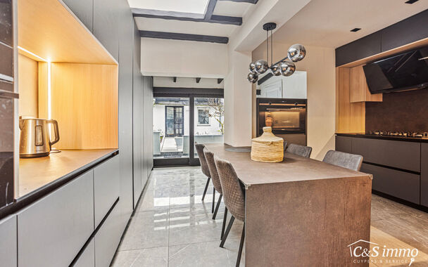 Dit recent gerenoveerde herenhuis uit 2023 combineert ruimte, comfort en moderne voorzieningen op een uitstekende locatie. Dankzij de slimme indeling en hoogwaardige afwerking is deze woning niet alleen perfect voor gezinnen, maar ook ideaal voor co-housi