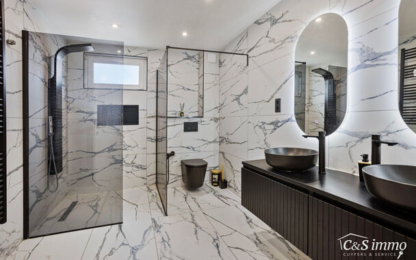 Dit recent gerenoveerde herenhuis uit 2023 combineert ruimte, comfort en moderne voorzieningen op een uitstekende locatie. Dankzij de slimme indeling en hoogwaardige afwerking is deze woning niet alleen perfect voor gezinnen, maar ook ideaal voor co-housi