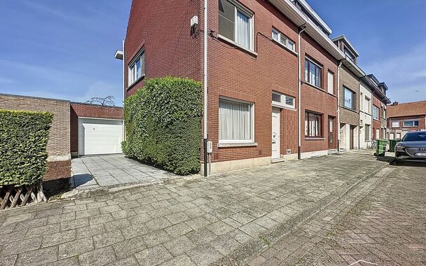 Deze degelijk gebouwde woning in betonconstructie is perfect voor wie op zoek is naar een solide basis om naar eigen smaak te renoveren. De woning is steeds goed onderhouden en bevindt zich in een propere staat, ondanks de renovatieplicht (EPC F).
Bij het