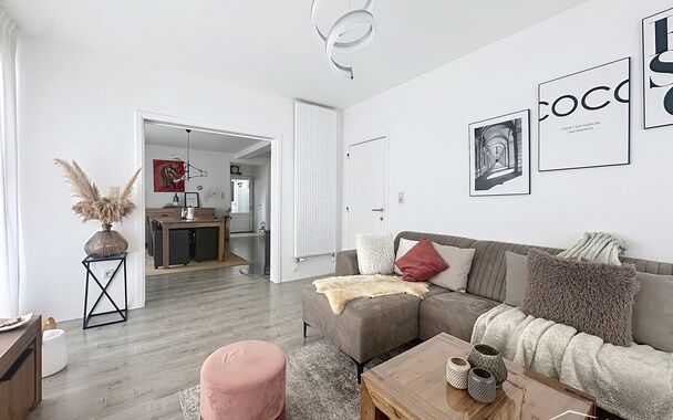 Bent u op zoek naar een ruime gezinswoning met veel mogelijkheden en lichtinval? Deze hoekwoning combineert wooncomfort, praktische indeling.
Op de gelijkvloerse verdieping bevindt zich een lichtrijke leefruimte en eetkamer van samen maar liefst 44m², id