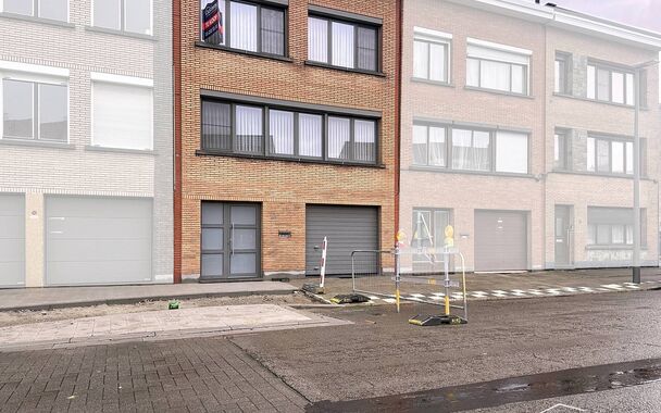 Piekfijn onderhouden bel-etagewoning met zonnige tuin, gelegen op wandelafstand van park Rozendaal.
Op het gelijkvloers bevindt zich een ruime inkomhal met apart gastentoilet en vestiaire. Daarnaast is er een bureel/hobbyruimte (ca. 8 m²) met aansluitend