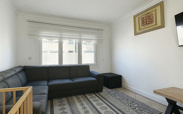 In een kalm en aangenaam straatje vlak bij de levendige Bredabaan bevindt zich deze charmante woning met drie slaapkamers. De woning biedt een praktische indeling en is ideaal voor starters, jonge gezinnen of investeerders.
Op het gelijkvloers vind je een