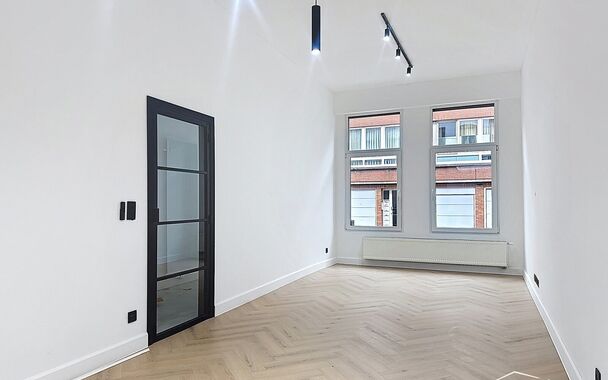 In een rustige straat, maar toch centraal gelegen, bevindt zich deze volledig gerenoveerde woning met onderhoudsvriendelijke tuin. De woning werd met oog voor detail afgewerkt en combineert moderne materialen met een tijdloze stijl. Bij het binnenkomen wo