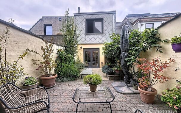 In het hart van Wilrijk, op wandelafstand van de Bist, bevindt zich dit gezellig en goed onderhouden huisje vol karakter en comfort. De woning werd volledig gerenoveerd in 2008 en combineert hedendaags wooncomfort met een warme, huiselijke sfeer.
Bij het 