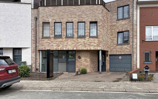 Deze uitzonderlijk ruime, instapklare woning gelegen op de grens Deurne Zuid - Borsbeek met een bewoonbare oppervlakte van maar liefst 353 m&sup2; biedt tal van mogelijkheden. Dankzij de indeling is ze ideaal als kangoeroewoning, zorgwoning, praktijk- of kant