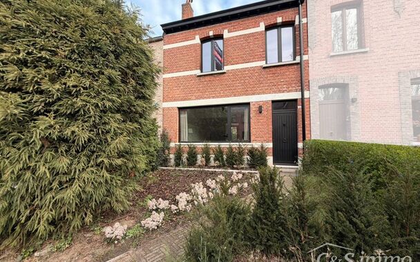 Deze smaakvol gerenoveerde woning ligt in de aangename woonwijk Mariaburg, op wandelafstand van winkels en openbaar vervoer. Bij het binnenkomen wordt u verwelkomd in een gezellige inkomhal. De ruime leefruimte (ca. 33 m&sup2;) met keramische parketvloer slui