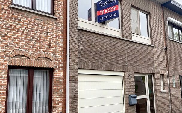 Te renoveren gesloten bebouwing in rustige straat te Kontich, op wandelafstand van het centrum.
Deze woning uit 1977, aangevuld met een veranda, biedt een aangename en praktische indeling.
Op het gelijkvloers vinden we een ruime inkomhal met gastentoilet 