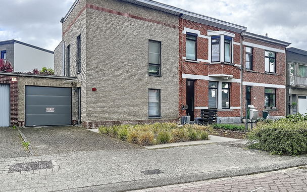 Lichtrijke halfopen woning op centrale locatie nabij Fort 4 en station Oude God.
Op een vlot bereikbare, doch rustige locatie tref je deze instapklare halfopen bebouwing met een praktische indeling.
Via de inkomhal met vestiaire en apart gastentoilet bere