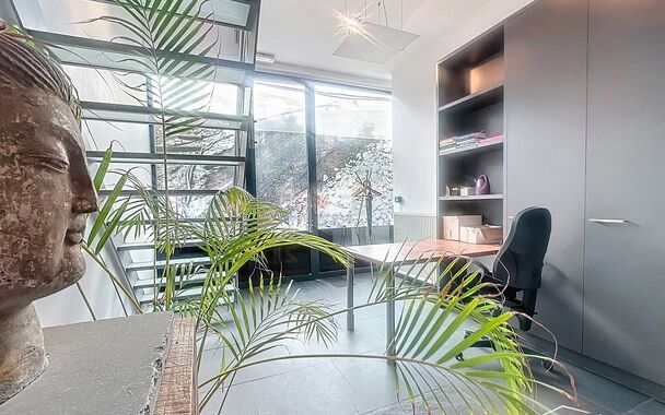 Opstartvoorwaarden qua huurprijs; eerste jaar 1300 euro, tweede jaar 1400 euro, derde jaar 1500 euro
Op het bruisende Eilandje bevindt zich dit charmante en volledig gemeubelde handelspand, ideaal gelegen en onmiddellijk beschikbaar voor uw nieuwe zaak of