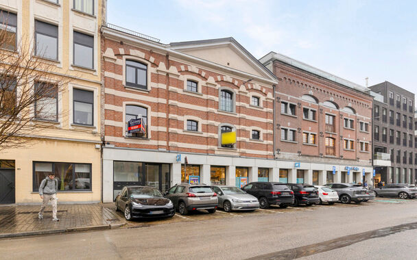 Welkom in Magazijn Julia &ndash; een voormalig pakhuis met paardenstallen en smidse, ontworpen in 1876 door Charles De Coster en gebouwd in een kenmerkende eclectische stijl. In dit monumentale gebouw bevindt zich op de eerste verdieping een luxueuze kantoor-