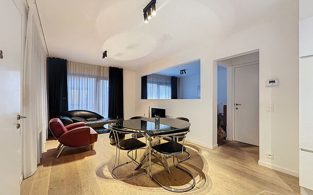 Dit stijlvol afgewerkt studioappartement op de eerste verdieping combineert comfort, licht en een topligging op een boogscheut van het MAS en het bruisende Eilandje. 
De leefruimte met open keuken (32 m&sup2;) is volledig voorzien van hoogwaardige parketvloer