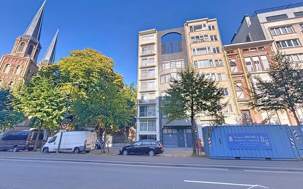 Deze studio ligt vlakbij het stadspark en het mooie Zurenborg en biedt een mooi uitzicht over de stad vanuit de 7e verdieping.
Vanop het zuidwestelijk georiënteerde terras geniet u van een open zicht alsook zijzicht op het park. 
Lichtrijke woonkamer op 