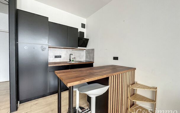 Op zoek naar een interessante investering met meerwaarde? Deze studio met renovatiepotentieel is ideaal gelegen nabij het Centraal Station en op wandelafstand van het bruisende centrum van Antwerpen.

De studio beschikt over een inkomhal met maatkasten, w