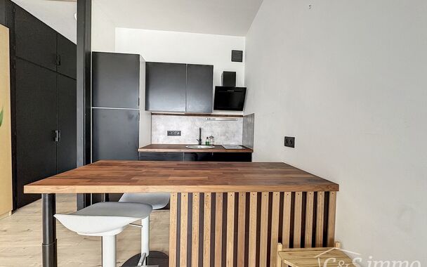 Op zoek naar een interessante investering met meerwaarde? Deze studio met renovatiepotentieel is ideaal gelegen nabij het Centraal Station en op wandelafstand van het bruisende centrum van Antwerpen.

De studio beschikt over een inkomhal met maatkasten, w