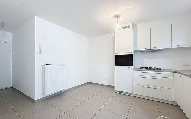 Deze prachtig gerenoveerde studio op de gelijkvloerse verdieping is een unieke kans voor wie op zoek is naar comfort, modern wonen &eacute;n een buitenruimte. De woning is volledig vernieuwd en afgewerkt met kwalitatieve materialen, waardoor ze meteen instapkla