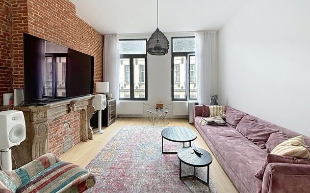 Dit grote authentieke appartement werd volledig gerenoveerd en biedt en zee van ruimte. Pal gelegen in centrum Antwerpen nabij Meir en Operaplein. Via de centrale inkomhal bereikbare je de grote open woonruimte op parket. Deel hiervan is de trendy open in