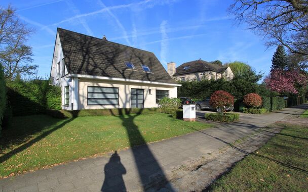 Instapklare villa met vier slaapkamers en een zonnige tuin, gelegen op een gunstige locatie te Vriesdonk.
Via de inkomhal met afzonderlijk toilet en vestiaire betreedt u de woning. Apart bureauruimte (ca. 12 m&sup2;) met ingemaakte kasten. De ruime woon- en e